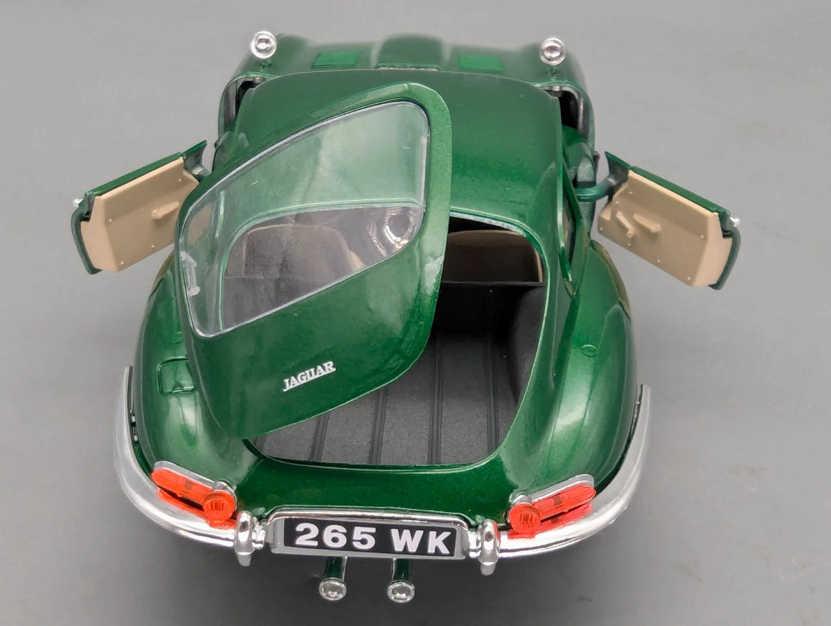 Modellautos 1:18 Bburago Jaguar E 1961 Metallic Grün mit Vitrine