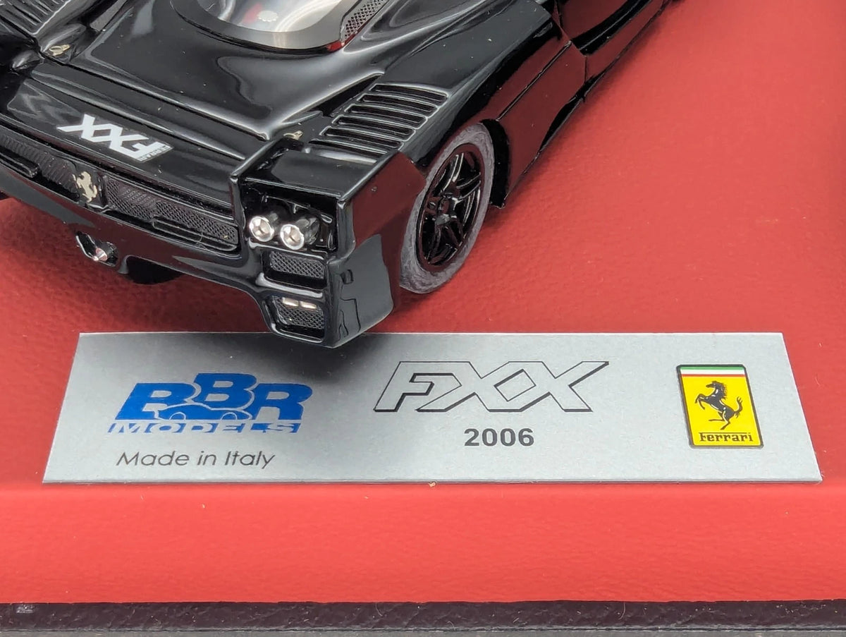 Modellautos 1:43 BBR  Ferrari FXX 2006 2-tlg Set Medium Size Base Vitrine OVP