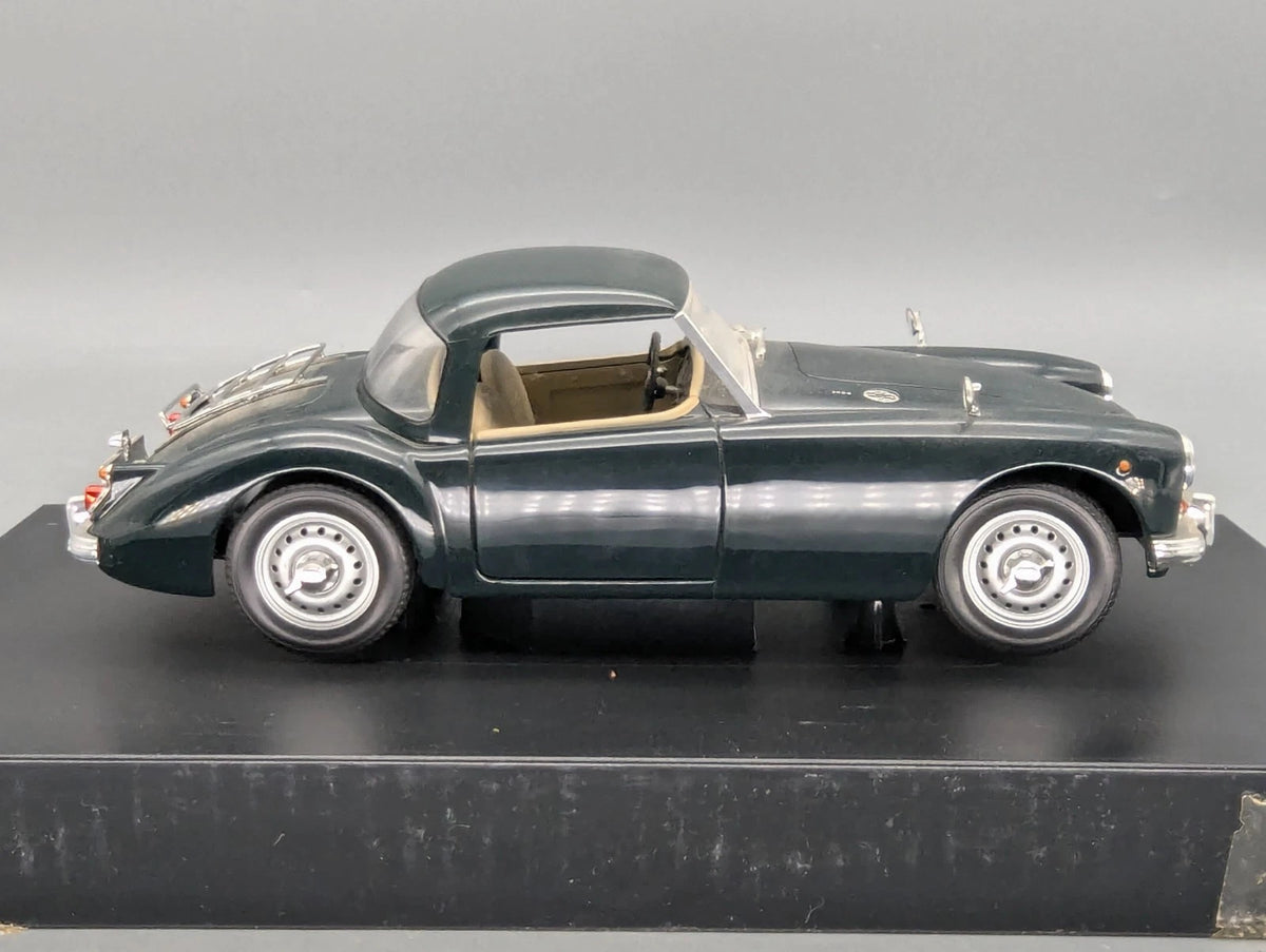 Modellautos 1:18 Revell MGA Roadster British Racing Green / Dunkel Grün mit OVP
