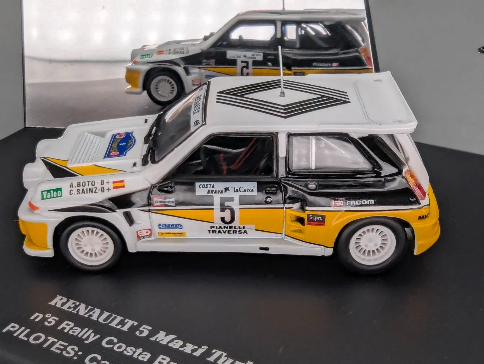 Modellautos 1:43 Universal Hobbies Renault Maxi Turbo 1966 #5 Sainz Boto Vitrine