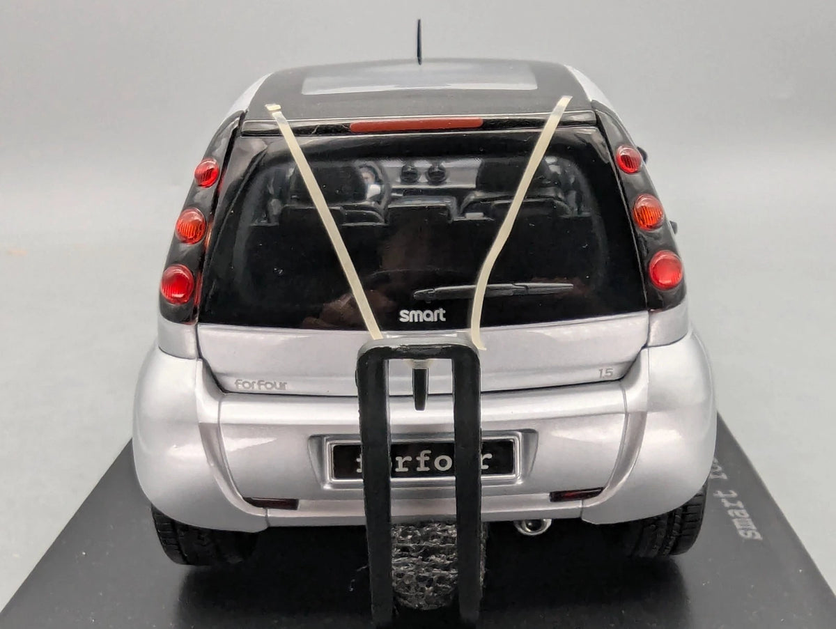 Modellautos 1:18 Kyosho Smart Forfour Starlight Silver mit Dealer OVP