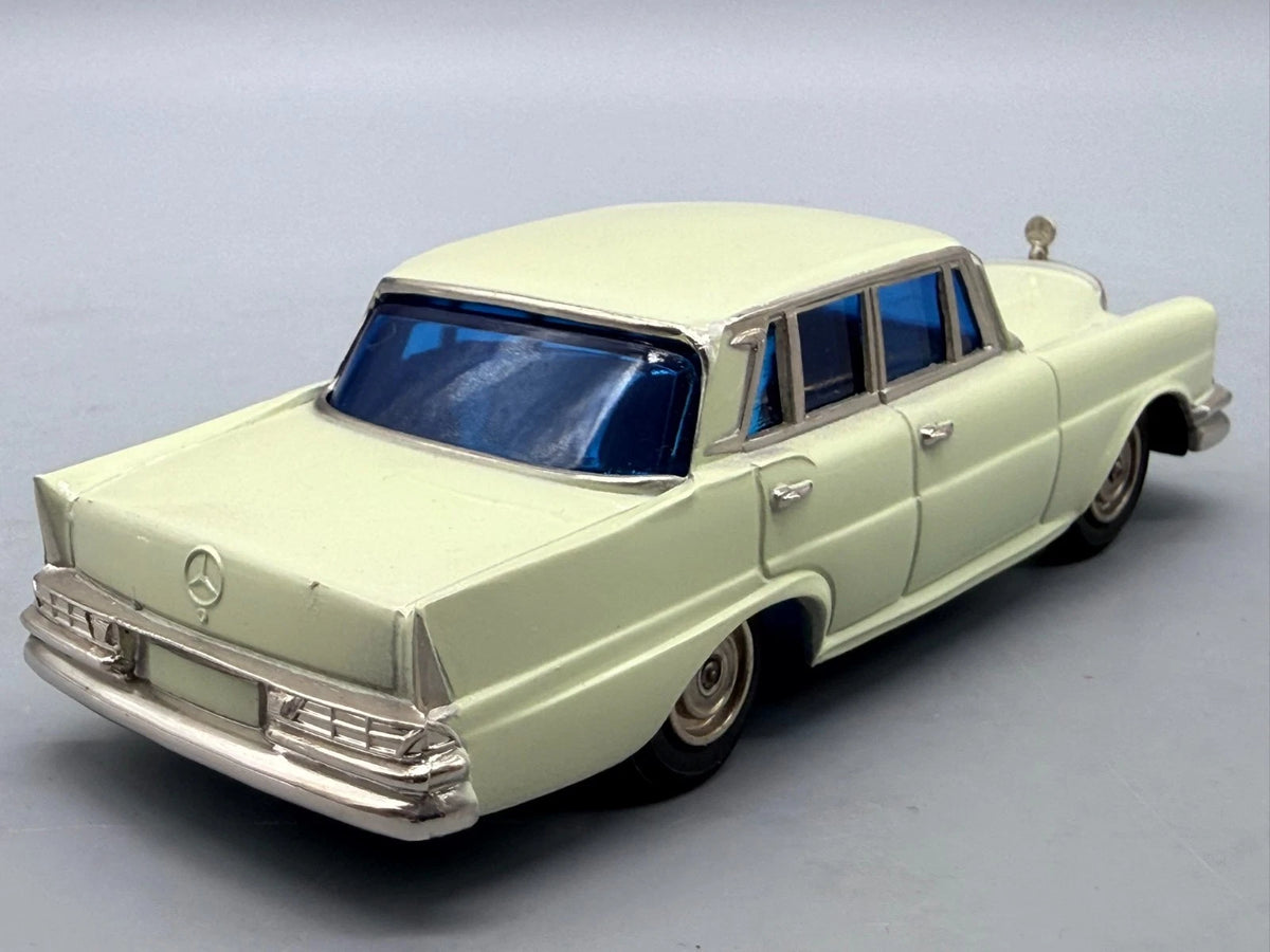 Modellautos 1:43 KK Sakura No A-2 Mercedes Benz W111 mit OVP