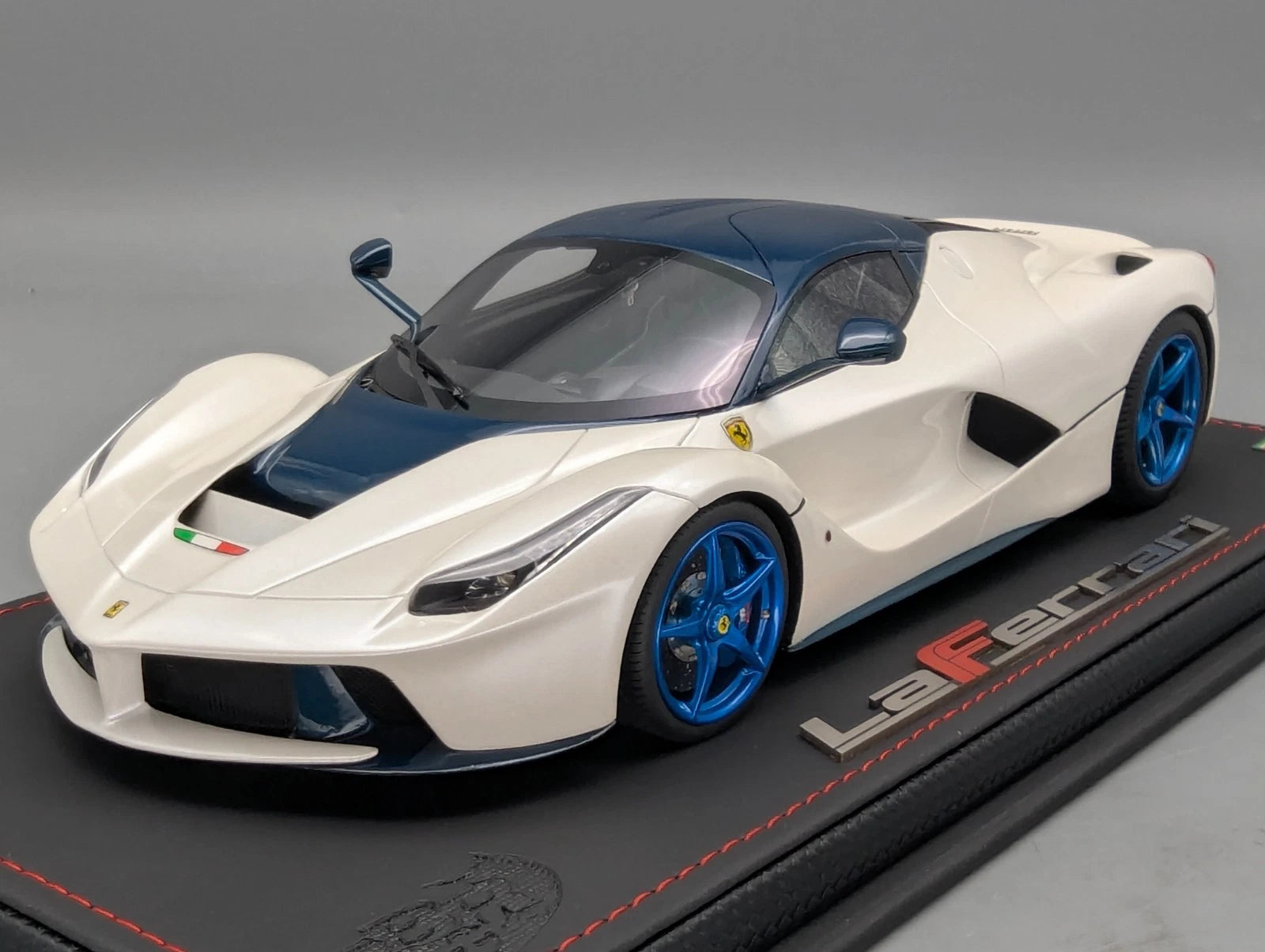 Modellautos 1:18 BBR Ferrari LaFerrari Italian White Ltd 12/20 mit Vitrine OVP