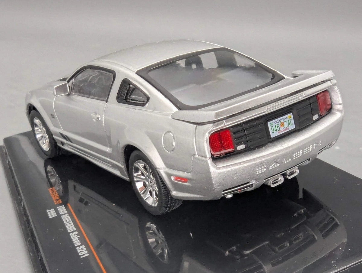 Modellautos 1:43 Ixo Ford Mustang Saleen S281 2005 mit Vitrine