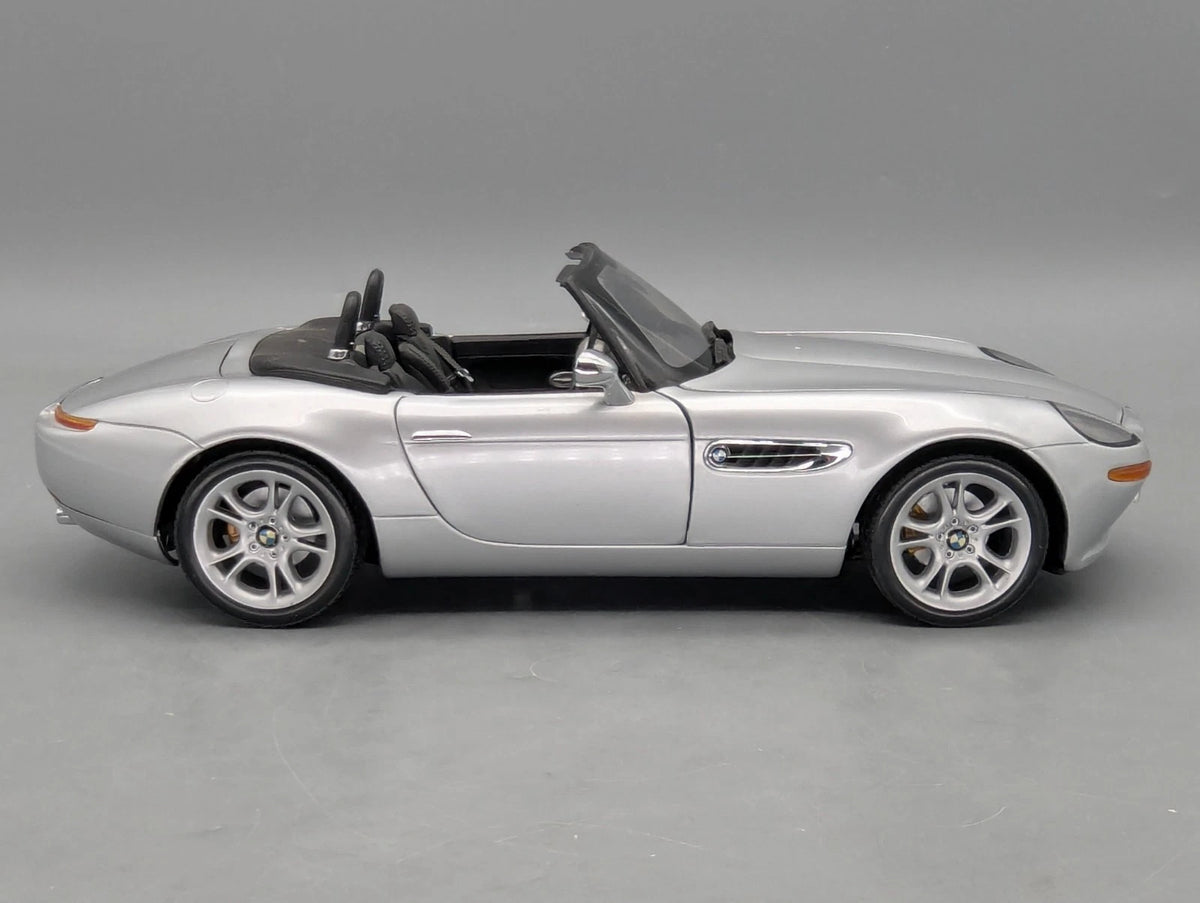 Modellautos 1:18 Kyosho BMW Z8 James Bond 007 Edition 1999 Silber mit OVP