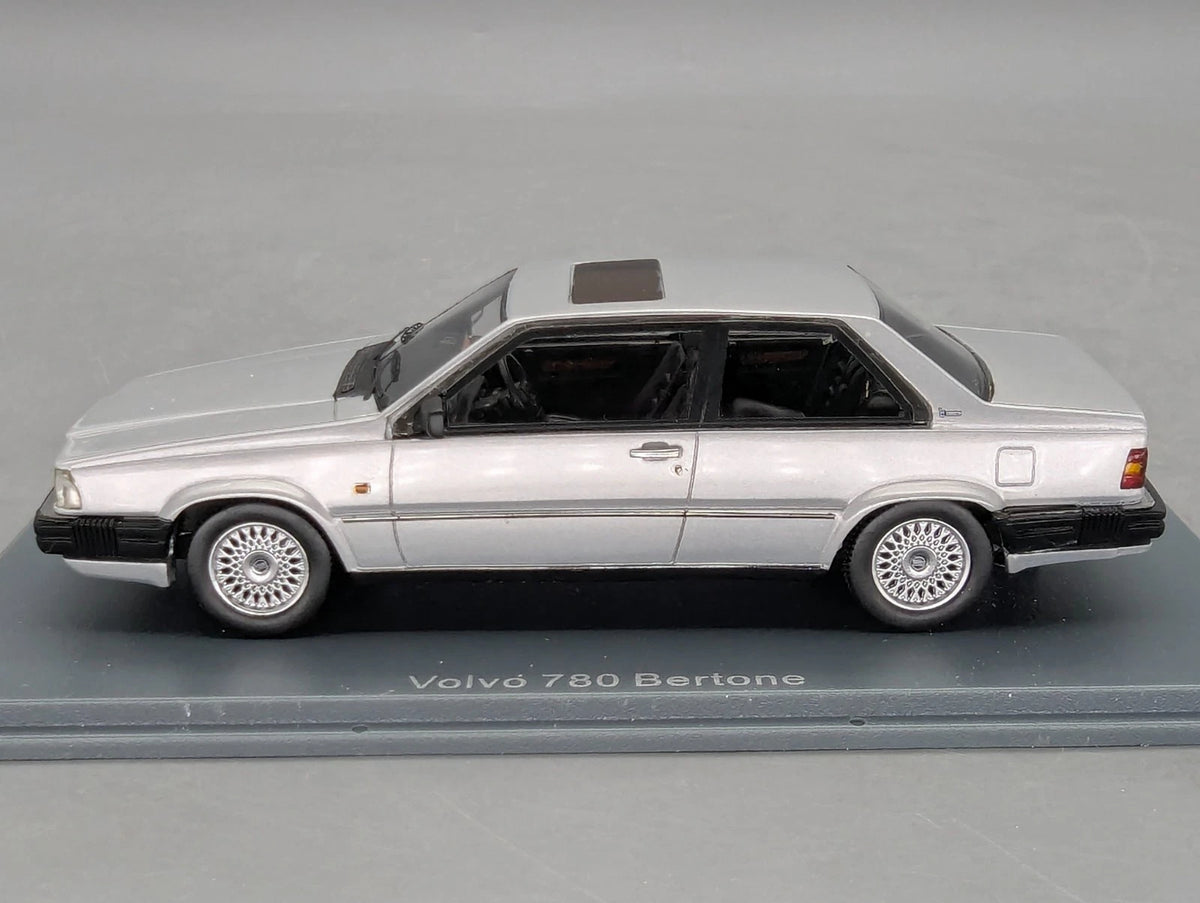 Modellautos 1:43 Neo Scale Models Volvo 780 Bertone Ltd 1/300 Vitrine
