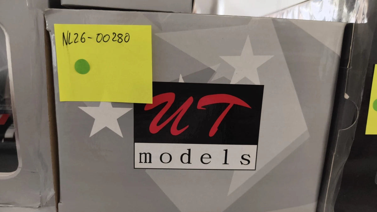 Modellautos 1:18 UT Models Porsche 911 GT1 mit OVP