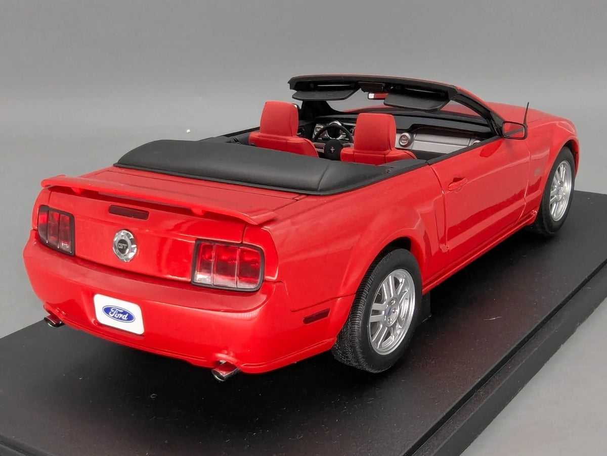 Modellautos 1:18 Autoart 73061 Ford Mustang GT Convertible 2006 Rot mit OVP