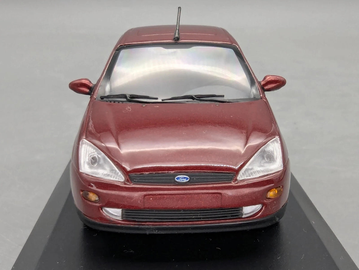 Modellautos 1:43 Minichamps Ford Focus Rot Metallic mit Dealer OVP