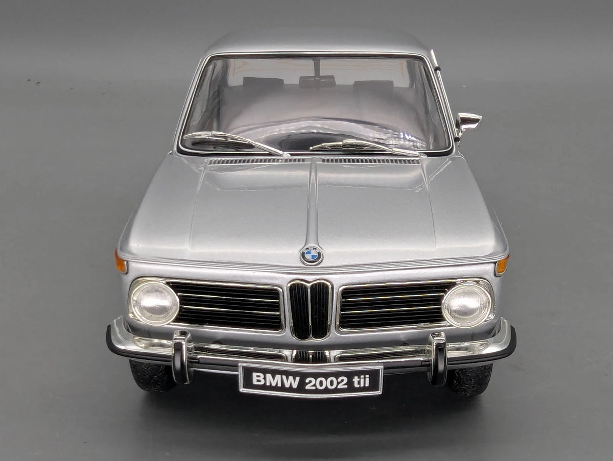 Modellautos 1:18 Kyosho BMW 2002 tii Silber mit OVP