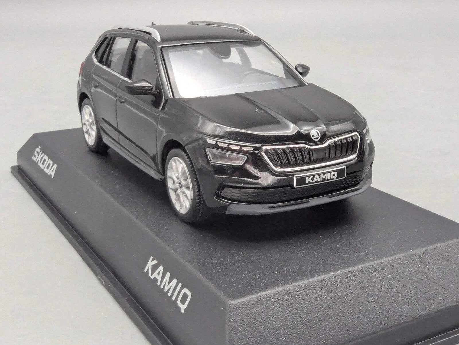 Modellautos 1:43 iScale Skoda Kamiq Schwarz mit Vitrine und OVP