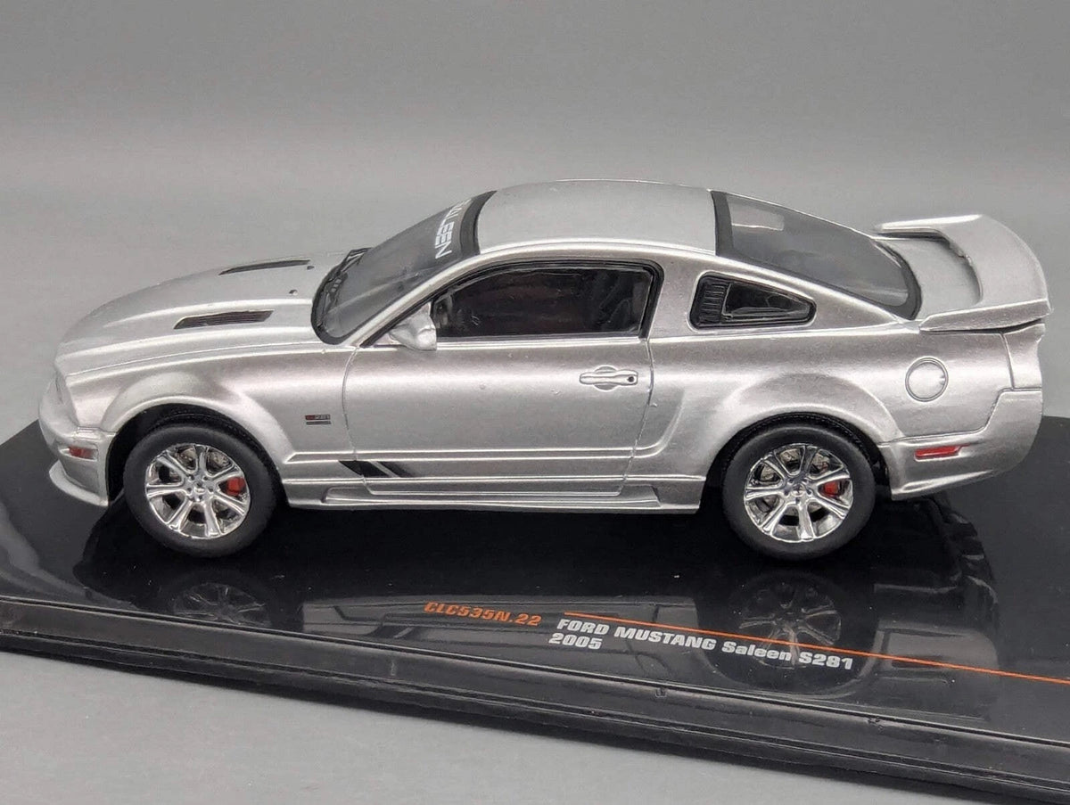 Modellautos 1:43 Ixo Ford Mustang Saleen S281 2005 mit Vitrine