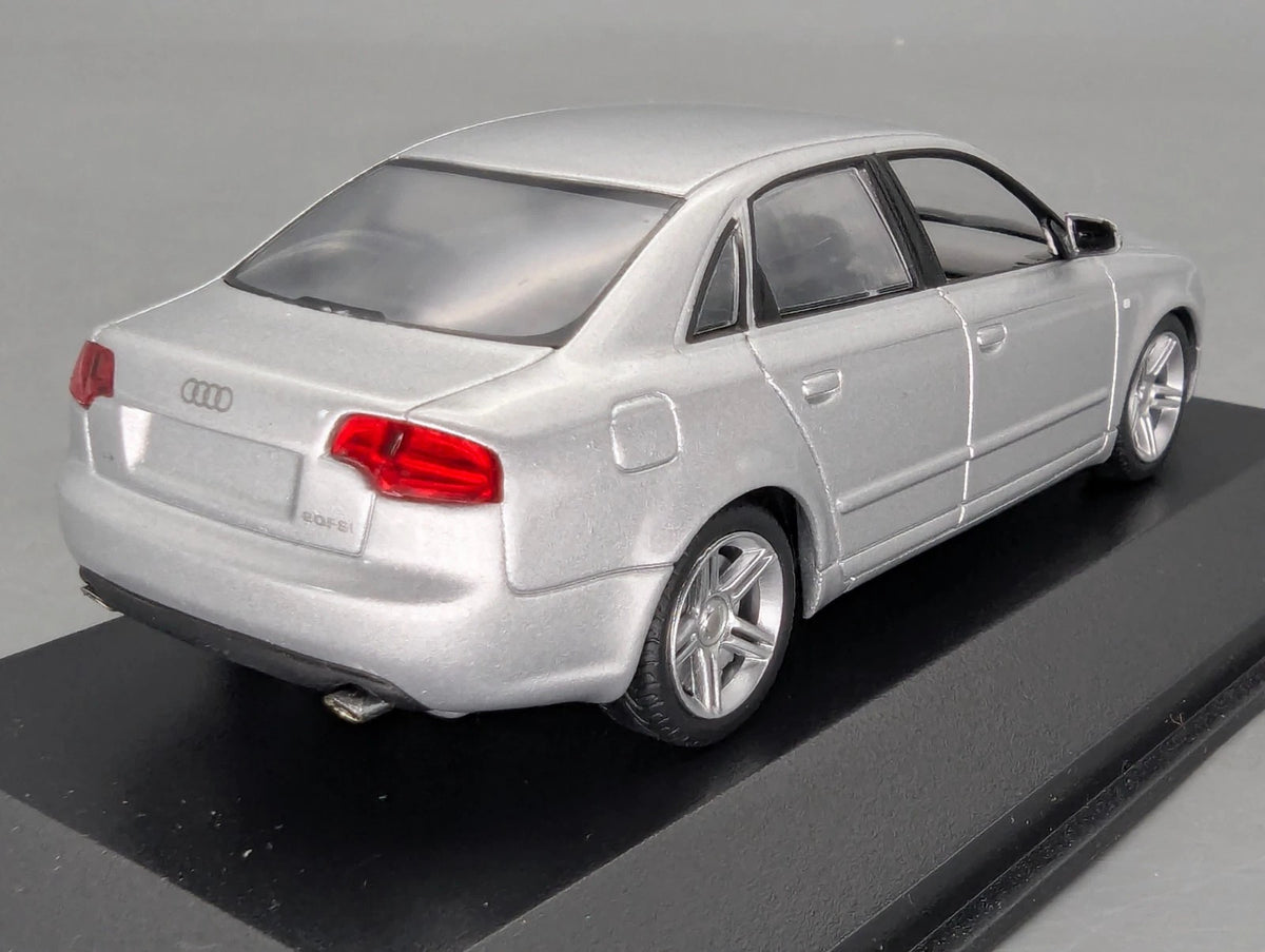 Modellautos 1:43 Minichamps Audi A4 B7 Avus Silber Metallic mit Dealer OVP