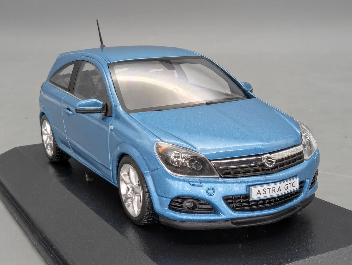 Modellautos 1:43 Minichamps Opel Astra GTC Blau Metallic mit Dealer OVP