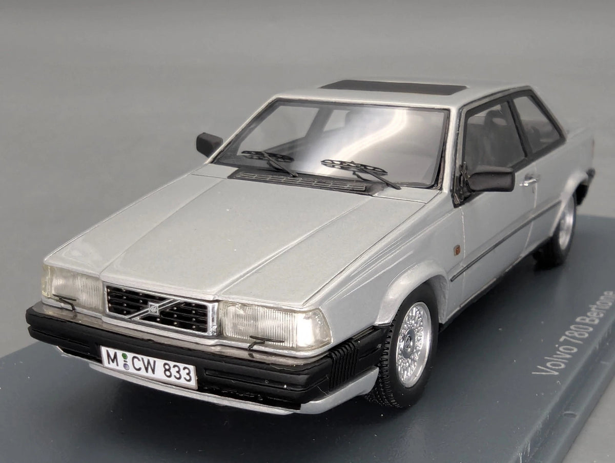 Modellautos 1:43 Neo Scale Models Volvo 780 Bertone Ltd 1/300 Vitrine