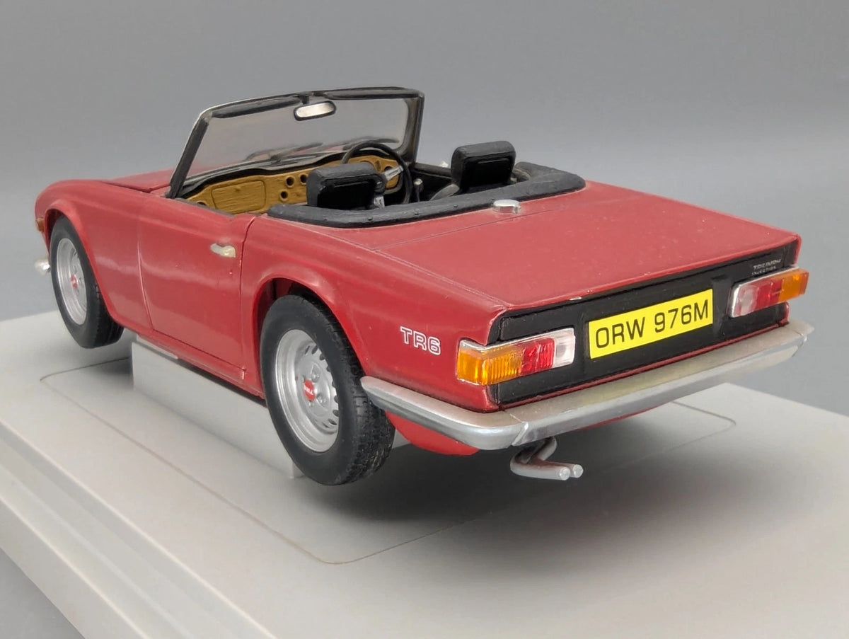 Modellautos 1:18 Britains Ertl Triumph TR6  Rot mit OVP