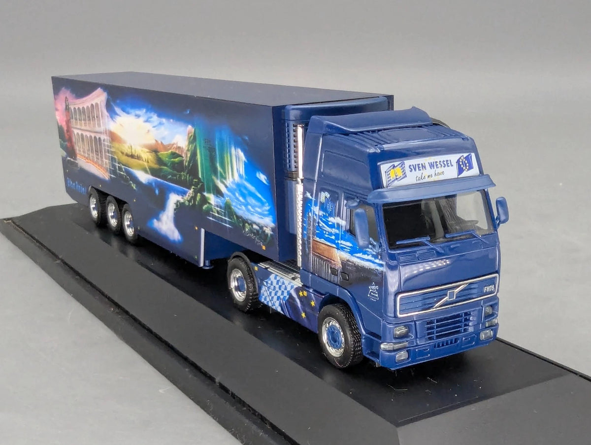 Lkw Modell 1:87 Herpa Volvo FH 16 XL Euro-KK-SZ Blue Rebel mit Vitrine