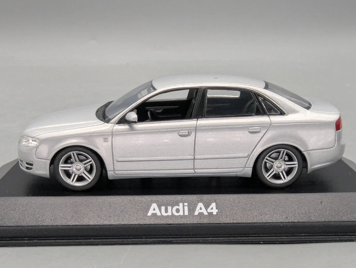 Modellautos 1:43 Minichamps Audi A4  3.2 Quattro 6-Gang Eissilber mit Dealer OVP