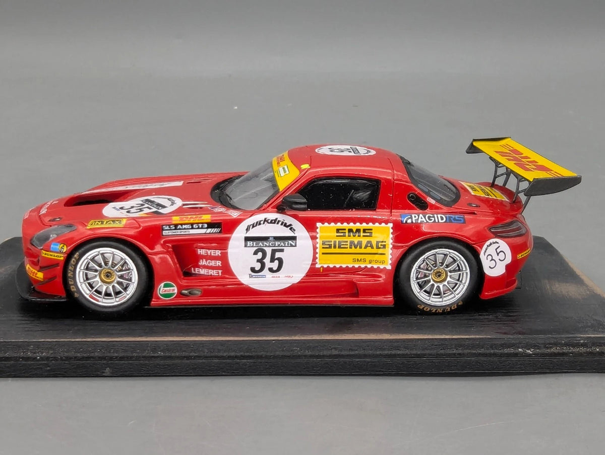 Modellautos 1:43 Spark Mercedes SLS AMG GT3 24h Spa 2011 "Rote Sau" #35 Vitrine