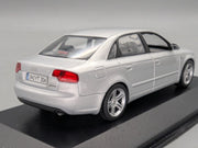 Modellautos 1:43 Minichamps Audi A4  3.2 Quattro 6-Gang Eissilber mit Dealer OVP