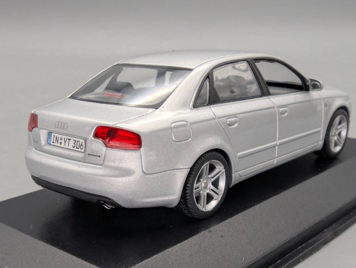 Modellautos 1:43 Minichamps Audi A4  3.2 Quattro 6-Gang Eissilber mit Dealer OVP