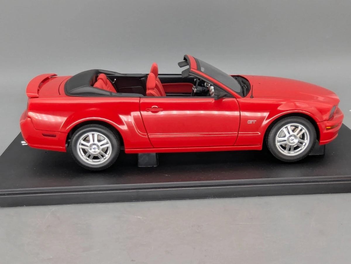 Modellautos 1:18 Autoart 73061 Ford Mustang GT Convertible 2006 Rot mit OVP