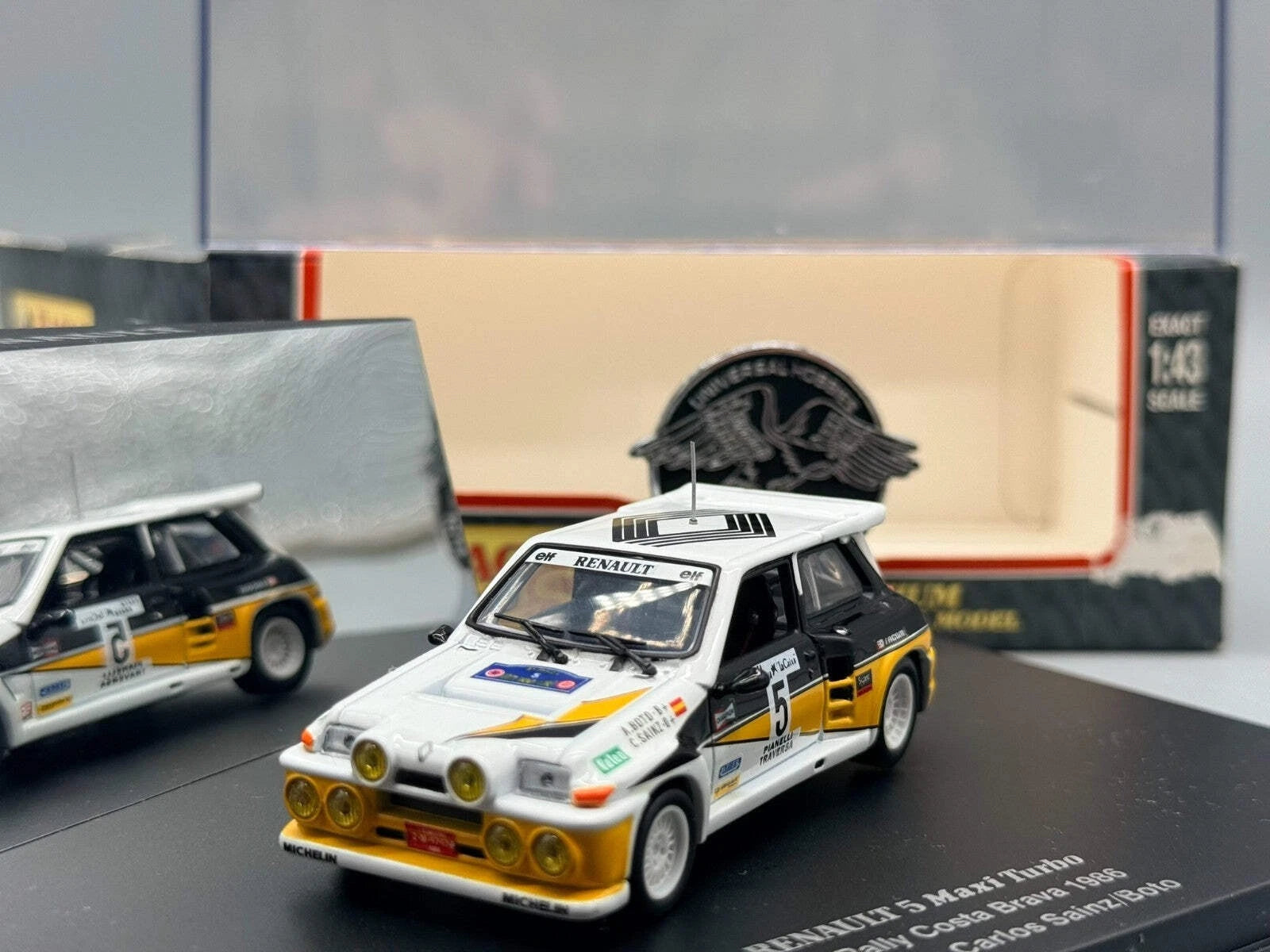 Modellautos 1:43 Universal Hobbies Renault 5 Maxi Turbo 1986 #5 Sainz Boto OVP
