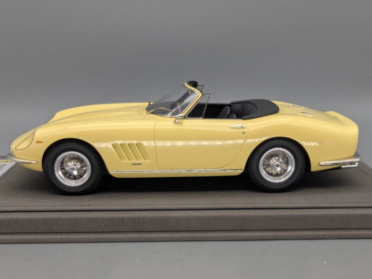 Modellautos 1:18 BBR Ferrari 275 GTS/4 Spider 01/54 Sun Yellow Vitrine und OVP