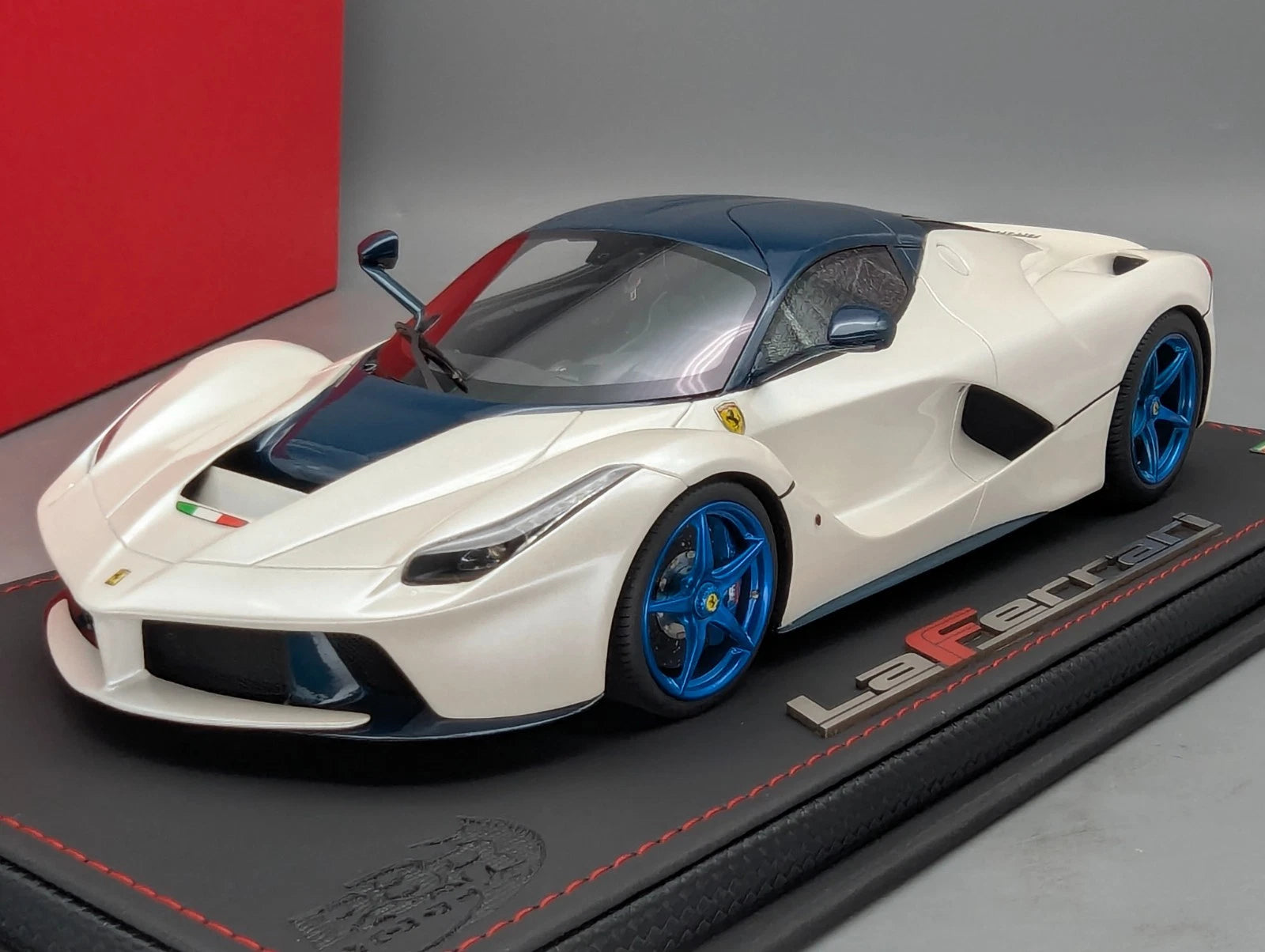 Modellautos 1:18 BBR Ferrari LaFerrari Italian White Ltd 12/20 mit Vitrine OVP