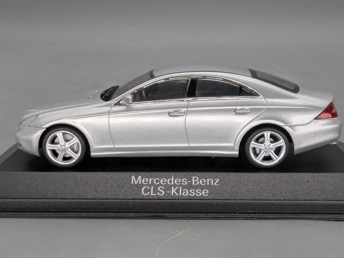 Modellautos 1:43 Minichamps Mercedes Benz CLS-Klasse mit Dealer OVP