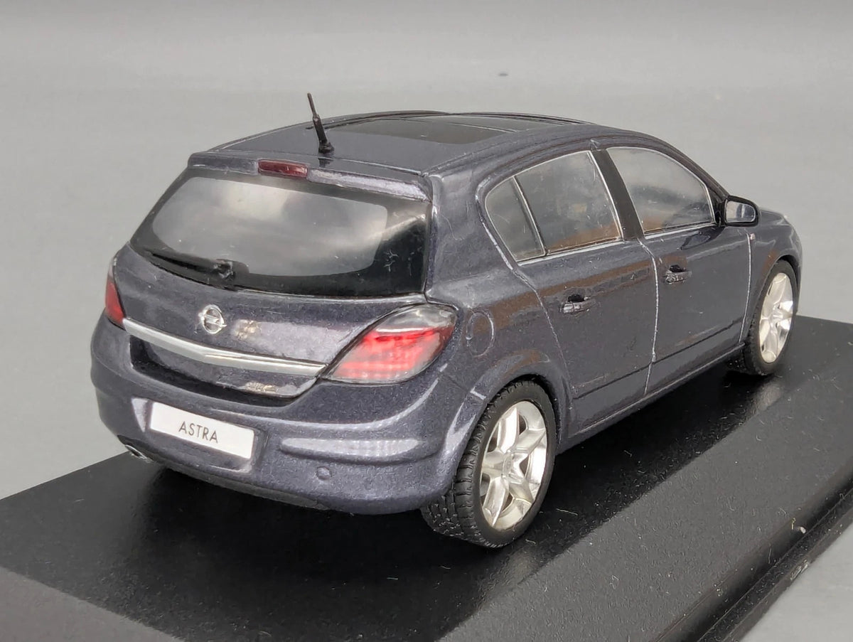 Modellautos 1:43 Minichamps Opel Astra Blau Grau Metallic mit Dealer OVP