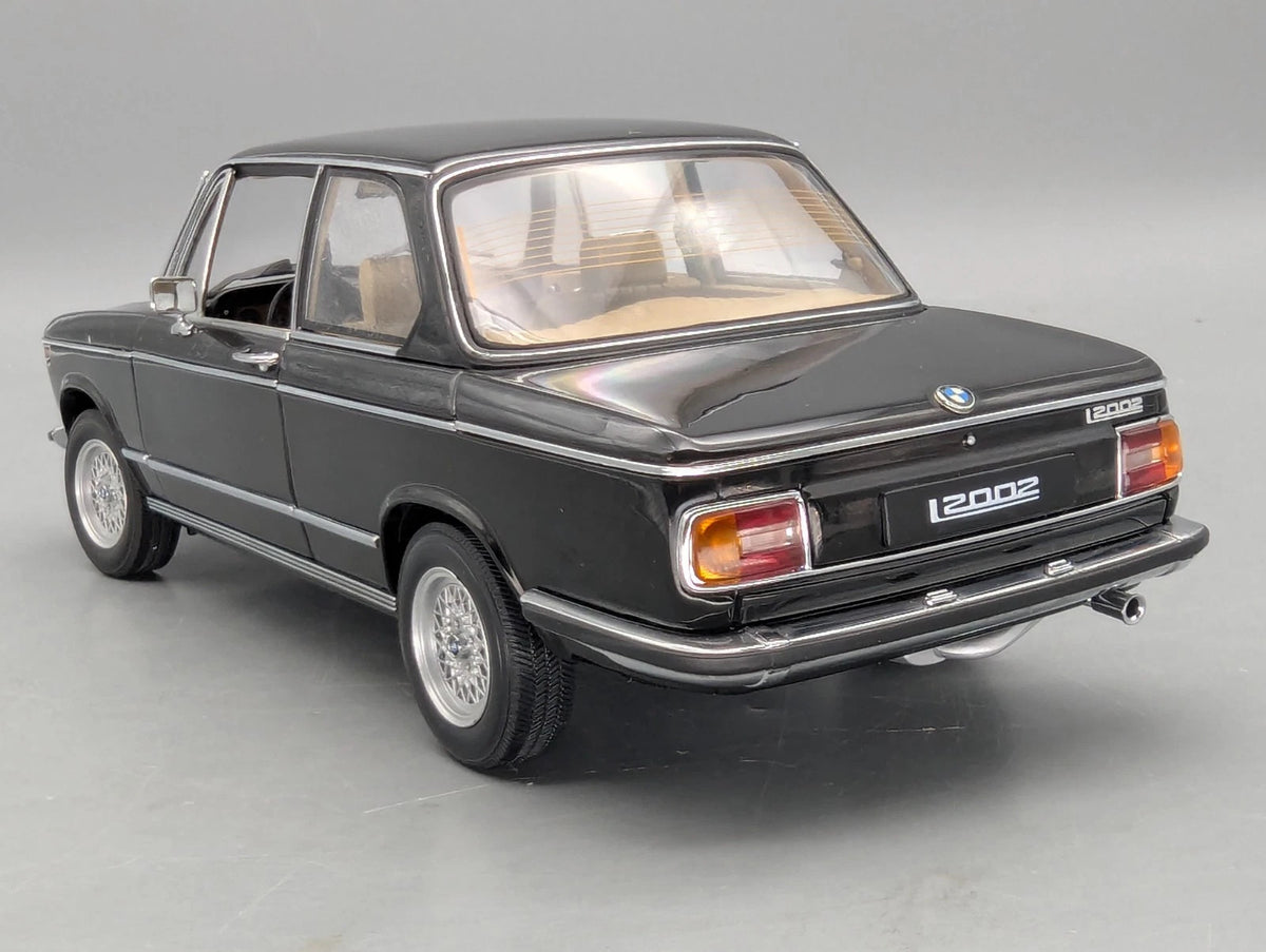 Modellautos 1:18 AUTOart Millenium 70503 BMW 2002 L Black mit OVP