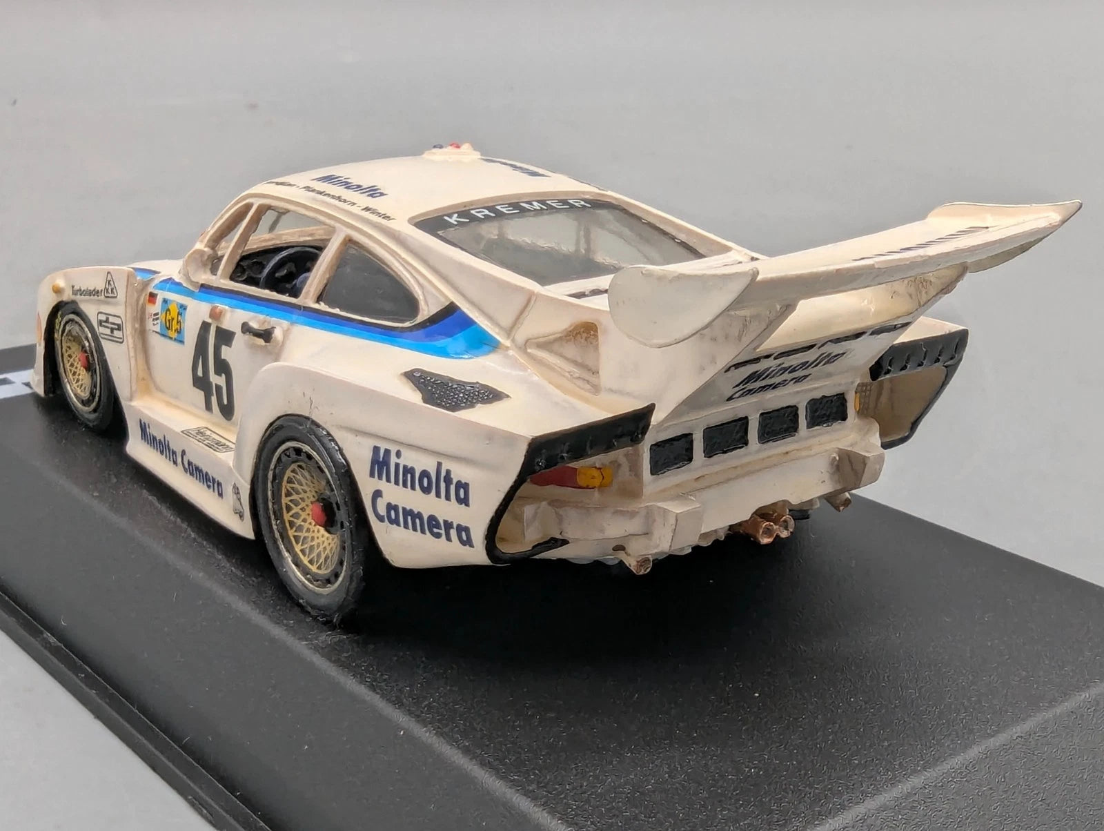 Modellautos 1:43 Starter Kremer Porsche 935 K3 24h Le Mans 1979 #45 Vitrine