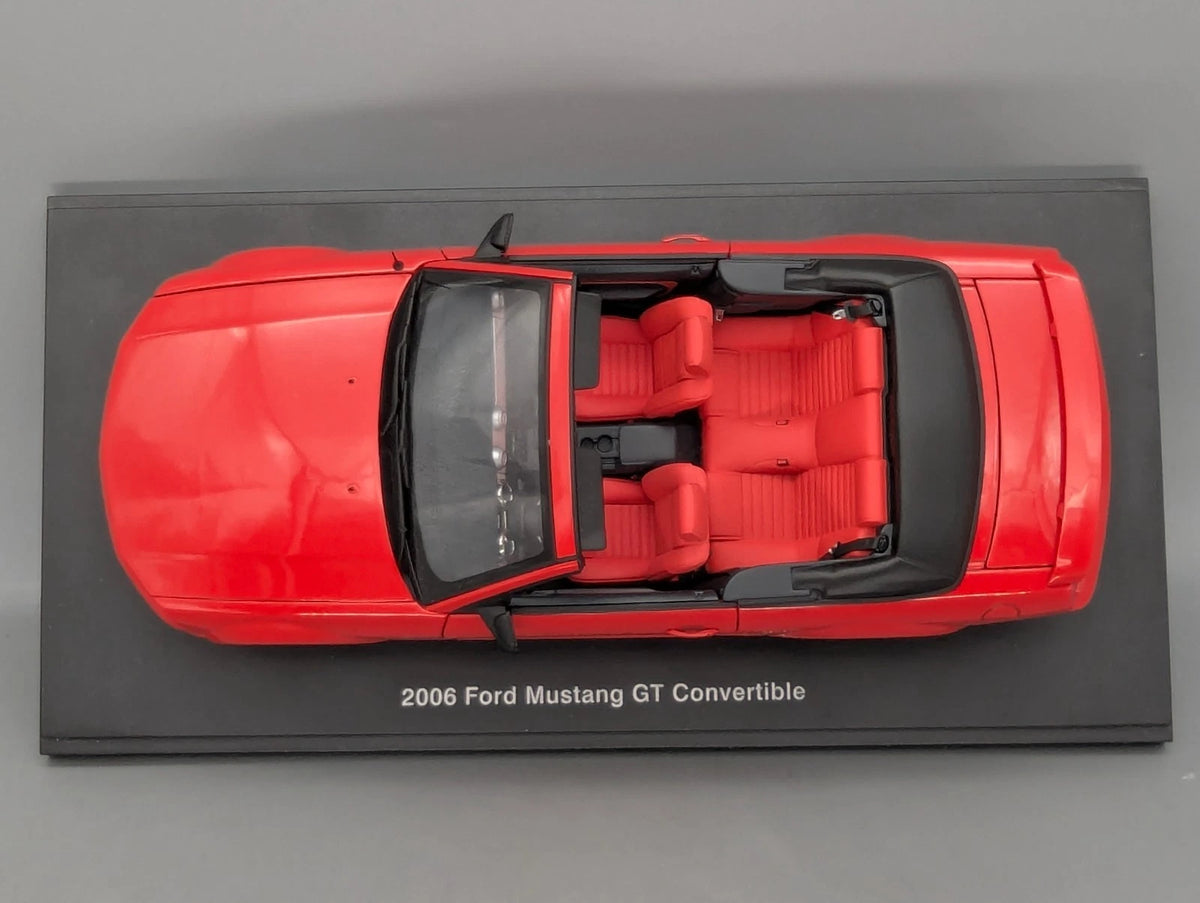 Modellautos 1:18 Autoart 73061 Ford Mustang GT Convertible 2006 Rot mit OVP