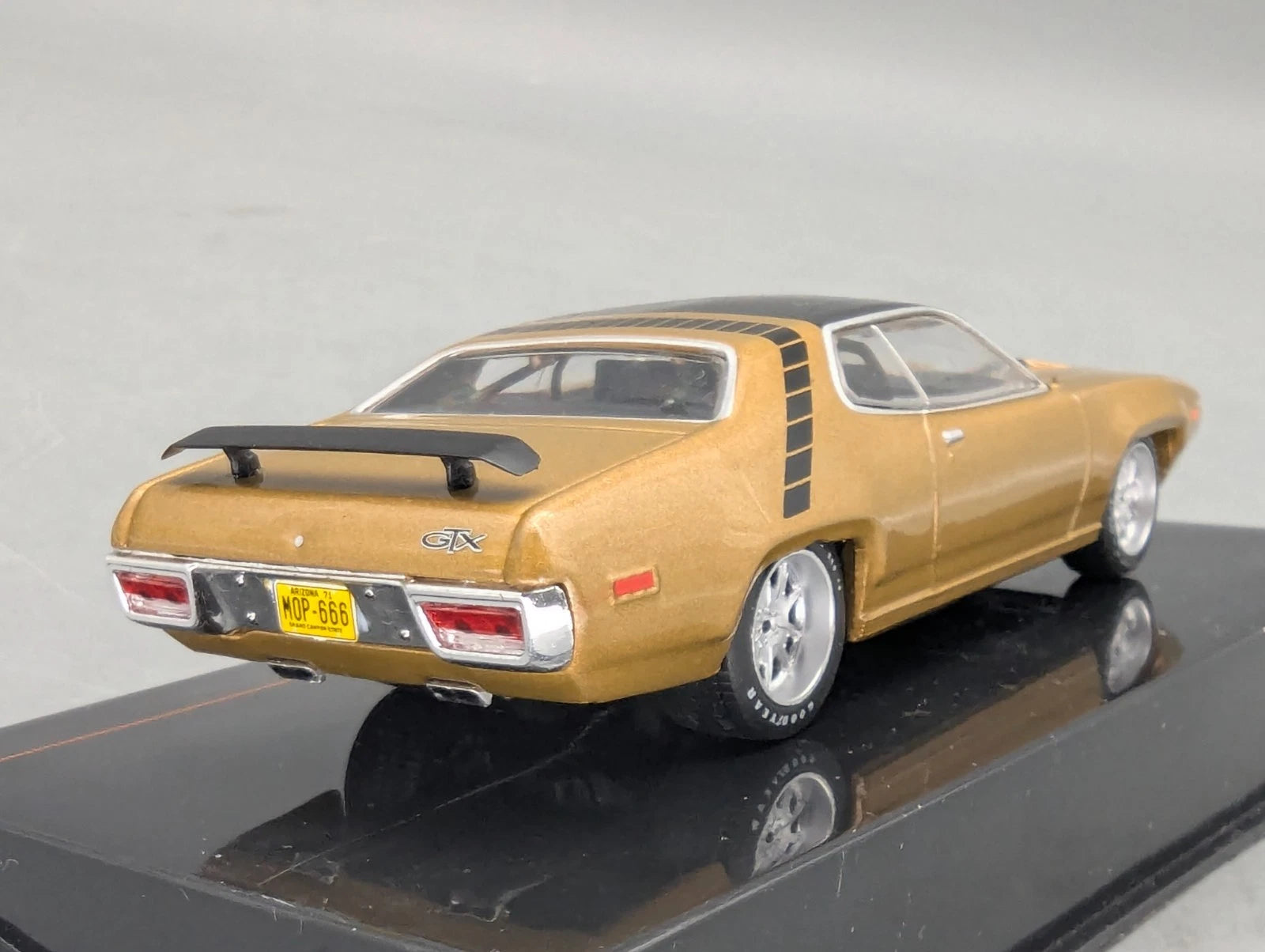 Modellautos 1:43 Ixo Plymouth GTX Runner 1971 mit Vitrine