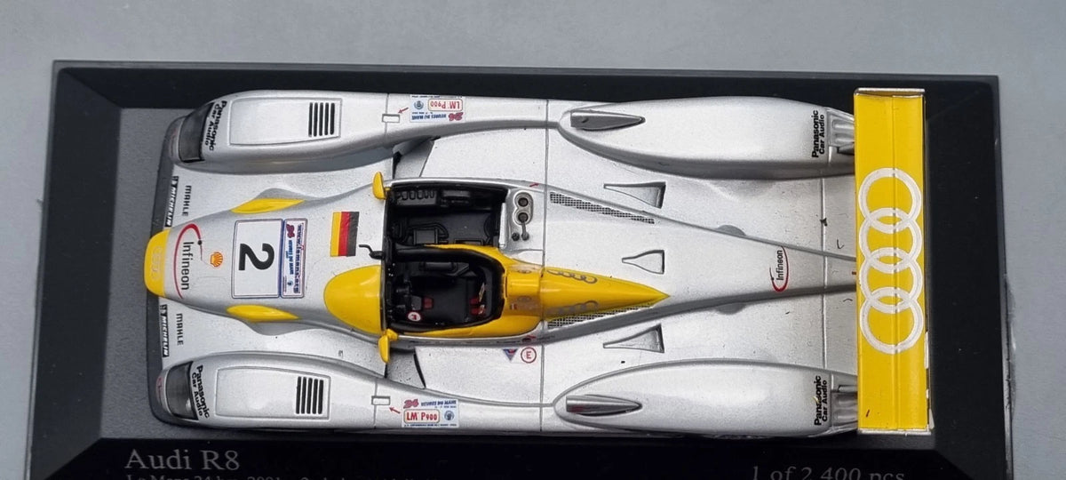 Modellautos 1:43 Minichamps Audi R8 24h Le Mans 2001 #2 1/2400 Vitrine