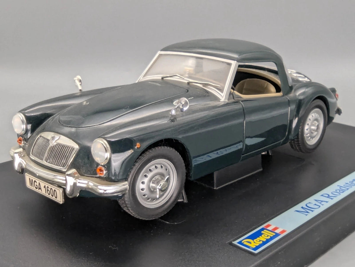 Modellautos 1:18 Revell MGA Roadster British Racing Green / Dunkel Grün mit OVP