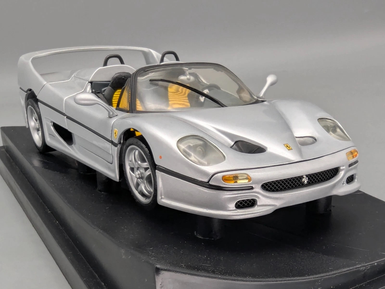 Modellautos 1:18 Hot Wheels Ferrari F50 Spider Silber mit OVP
