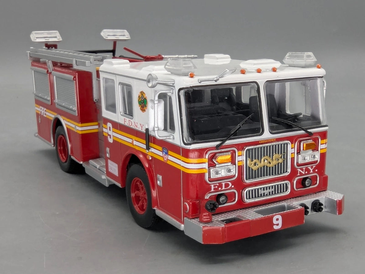 Modellautos 1:43 vermtl. Ixo Seagrave Marauder II Feuerwehr New York in Vitrine