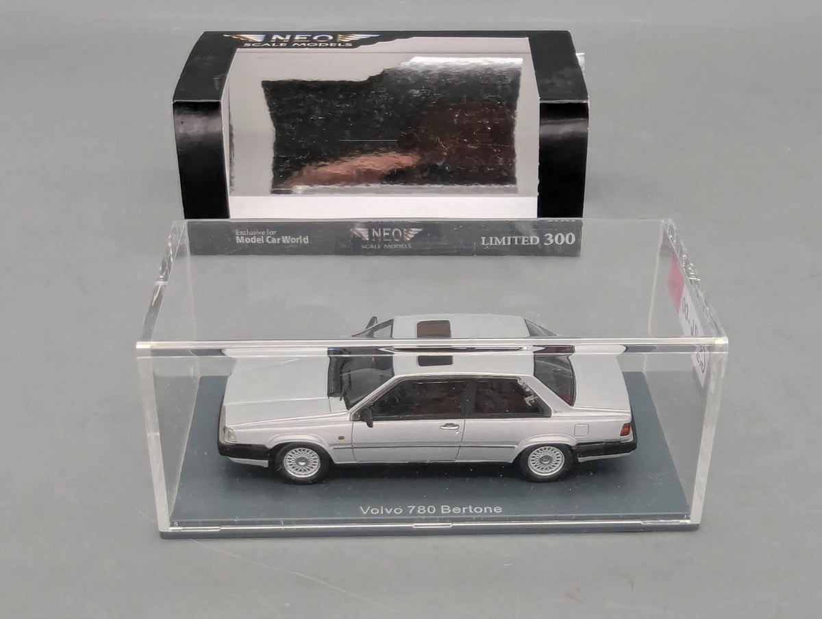 Modellautos 1:43 Neo Scale Models Volvo 780 Bertone Ltd 1/300 Vitrine