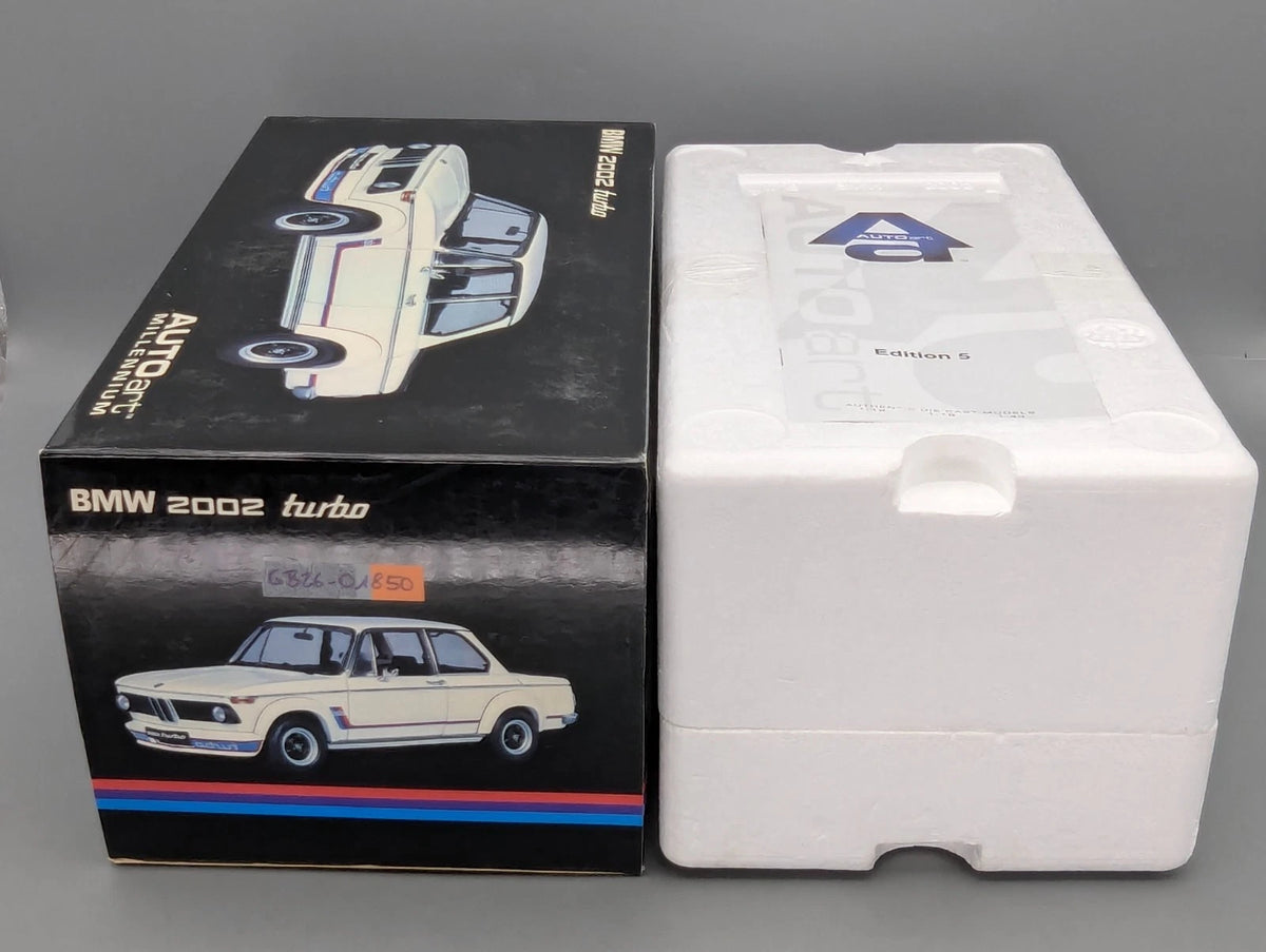 Modellautos 1:18 AUTOart Millenium 70501 BMW 2002 Turbo White mit OVP