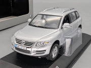 Modellautos 1:43 Minichamps Volkswagen VW Touareg Silber Metallic mit Dealer OVP
