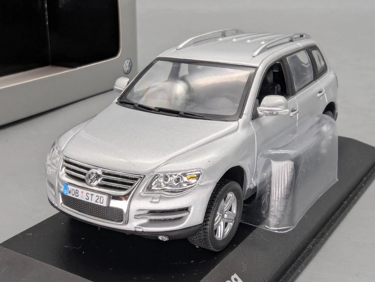 Modellautos 1:43 Minichamps Volkswagen VW Touareg Silber Metallic mit Dealer OVP