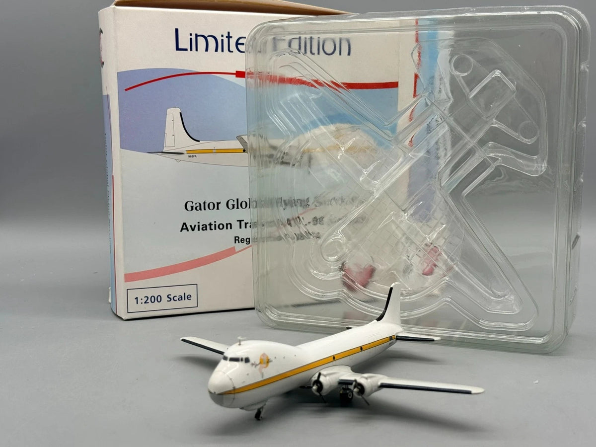 Modellflugzeug 1:200 Phoenix Models Aviation Traders ATL-98 Carvair mit OVP