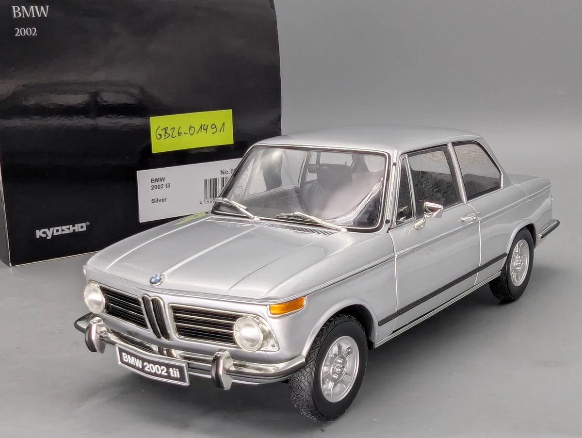 Modellautos 1:18 Kyosho BMW 2002 tii Silber mit OVP