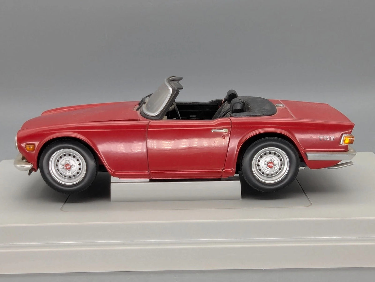 Modellautos 1:18 Britains Ertl Triumph TR6  Rot mit OVP