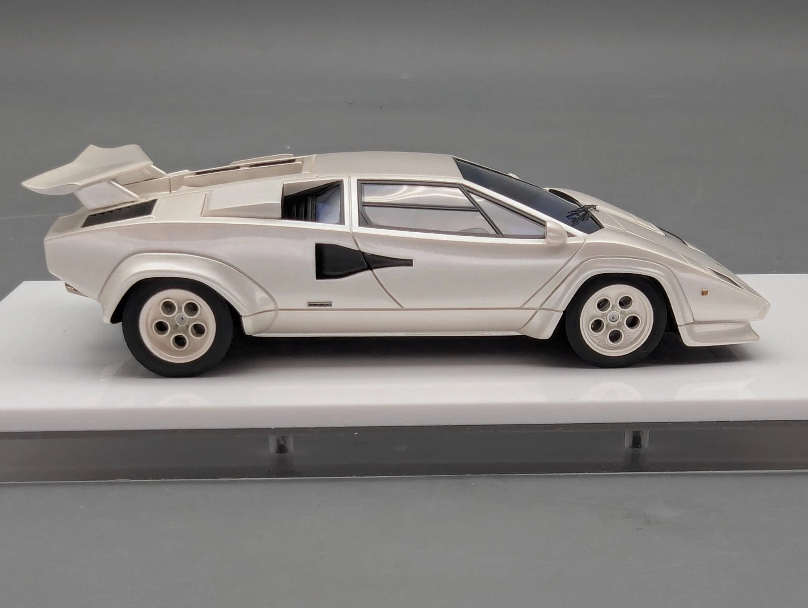 Eidolon Make Up Mini Werks 1:43 Lamborghini Countach LP400S 1984 Pearl 11/30 OVP
