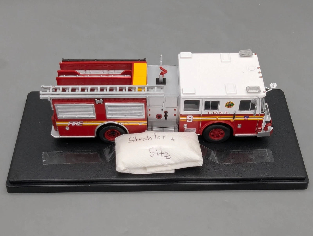 Modellautos 1:43 vermtl. Ixo Seagrave Marauder II Feuerwehr New York in Vitrine