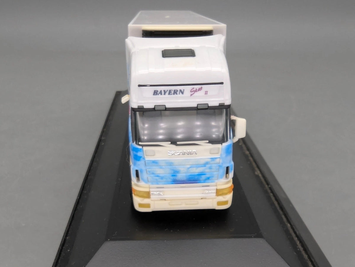 Lkw Modell 1:87 Herpa Scania Kühlkoffersattelzug Trio Trans mit Vitrine