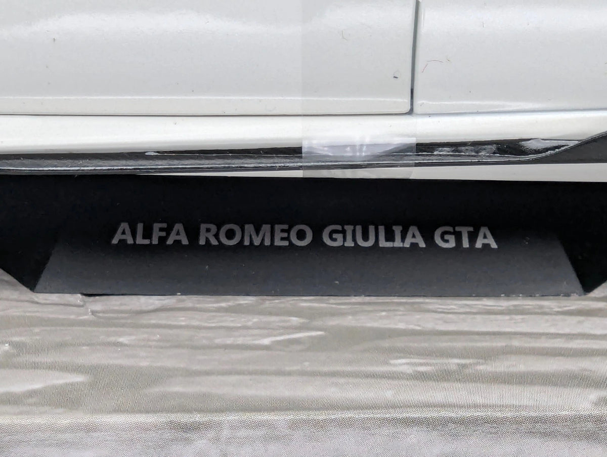 Modellautos 1:18 Solido Alfa Romeo Giulia GTA Blanco Trofeo 2022 OVP